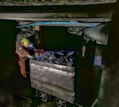 Turning a tub on a flatsheet at Ayle Colliery.